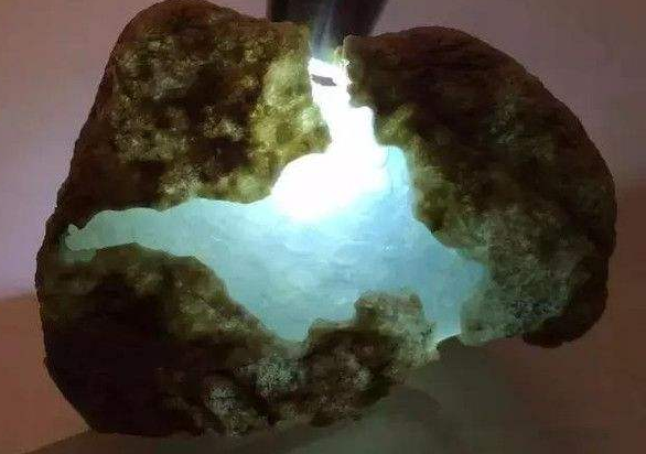 翡翠飘花玉镯值多少钱鉴别翡翠原石不单单看种水色，均匀度在翡翠原石中也很重要   第1张