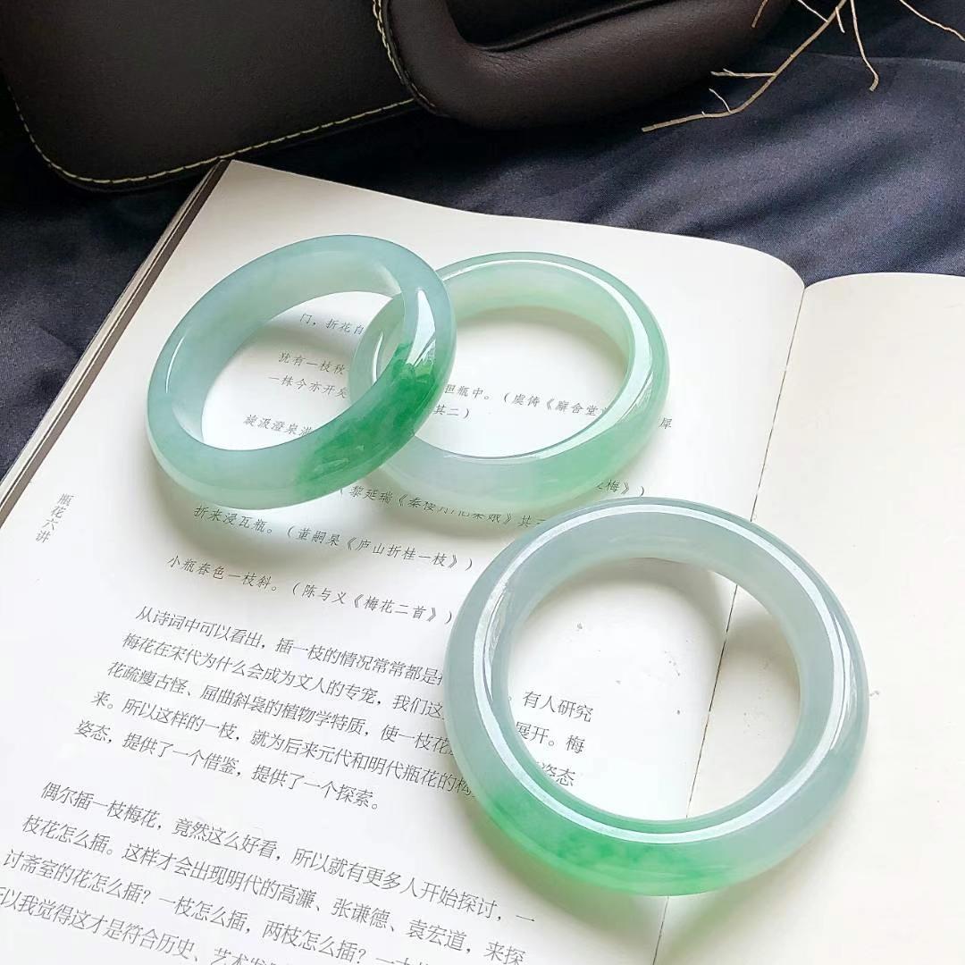 a货翡翠项链翡翠选购技巧：翡翠手镯这样买既划算，又省钱，性价比还高  第9张