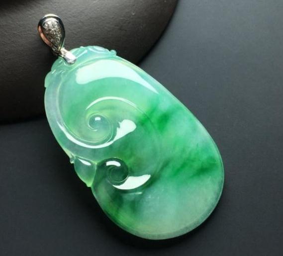 翡翠珠宝设计戒指
                翡翠如意应该怎样选购？
   第1张