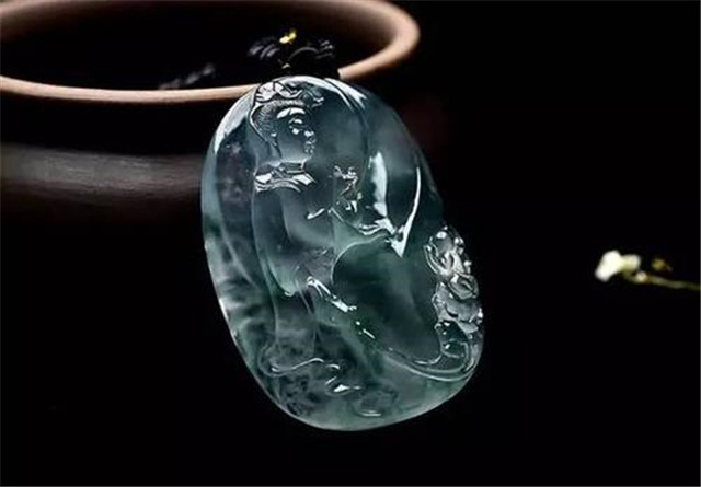 福禄寿翡翠项链购买翡翠是看种水还是颜色？我们一起来看看！   第3张