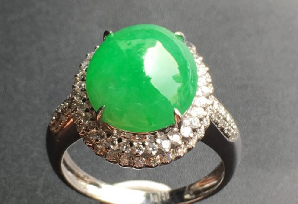 玻璃种翡翠戒指要多少钱翡翠戒面的价格为什么比较贵？来看看是什么原因   第1张