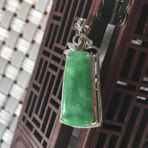 选翡翠手镯五大诀窍男生戴翡翠好吗？哪种翡翠适合男生佩戴？   第3张