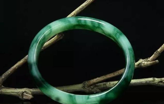 翡翠贵妃镯的由来你知道吗？我们又该如何去挑选呢？  第6张