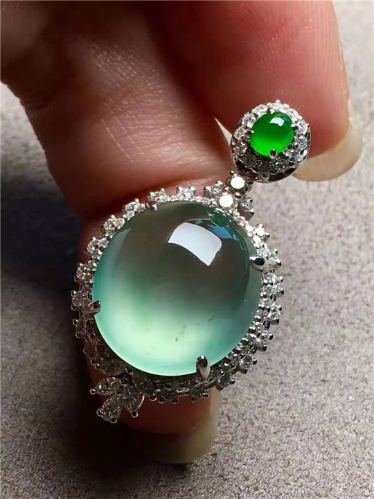 冰乌鸡种翡翠图片金镶玉，让翡翠更美！   第1张