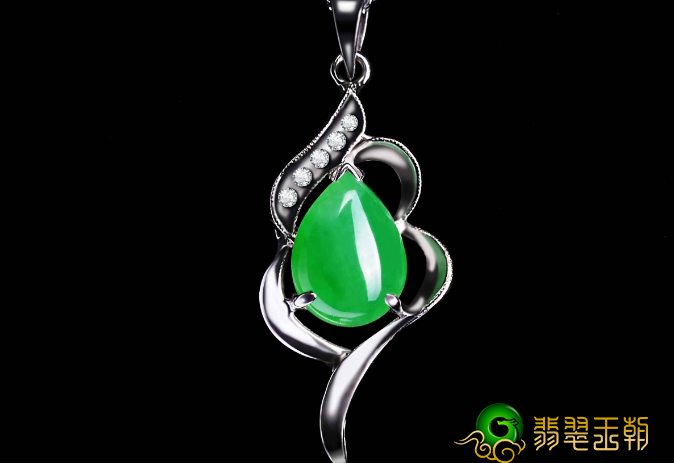 糯种阳绿多少钱什么不正当性的维护保养方式会对翡翠造成巨大的伤害？   第2张