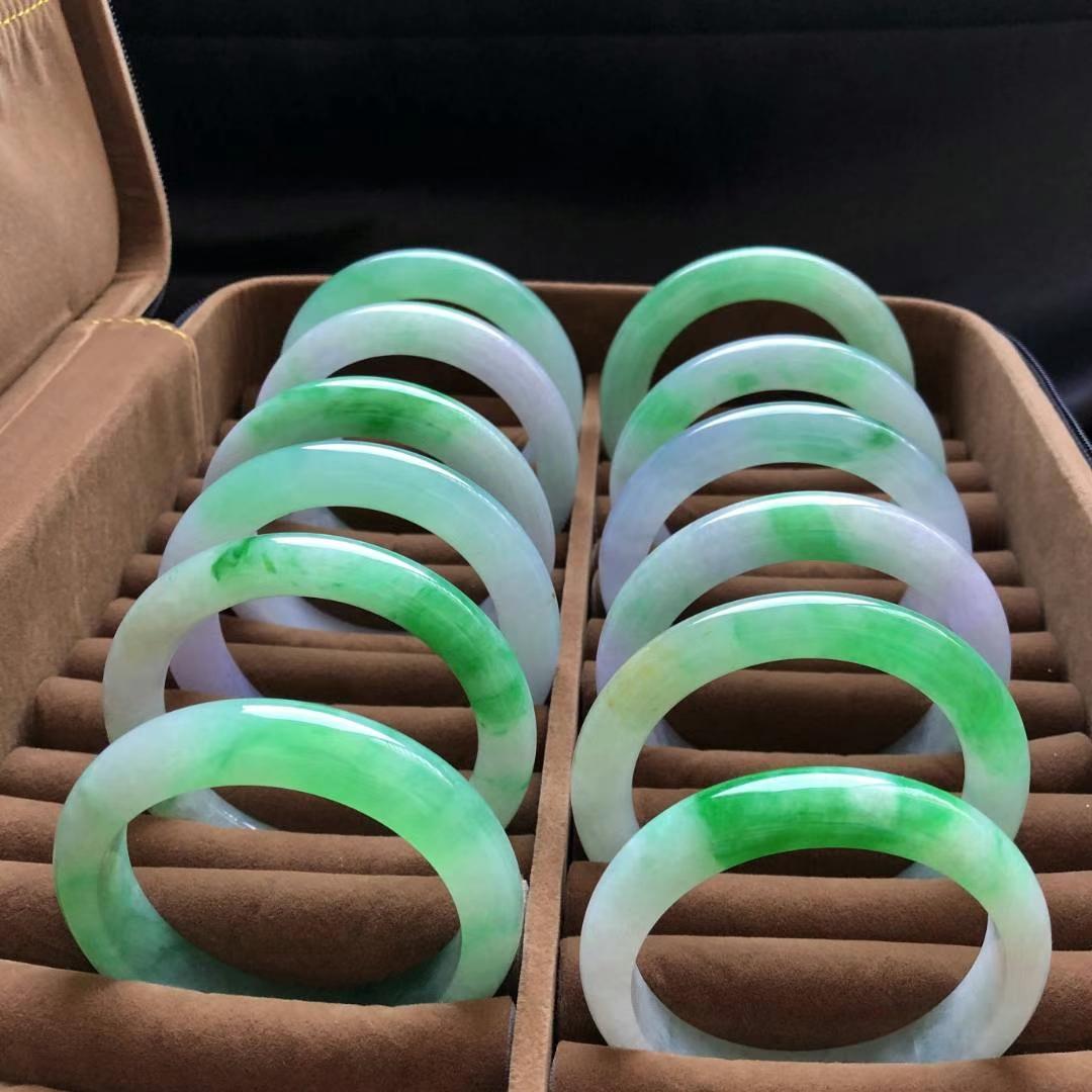 翡翠挂件好看翡翠选购指南：买翡翠镯子一般多少钱能买到合适的  第1张