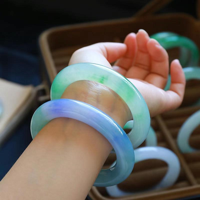 a货翡翠项链翡翠选购技巧：翡翠手镯这样买既划算，又省钱，性价比还高  第3张