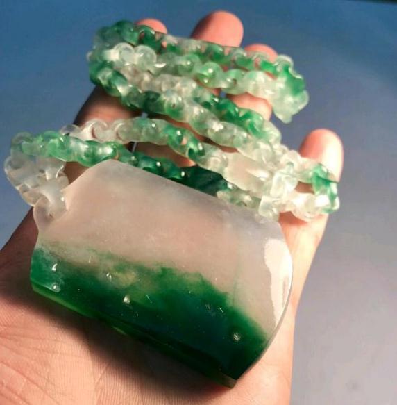 
                大师亲自设计，将一块高冰飘绿的翡翠板料，做成了链雕观音
   第3张