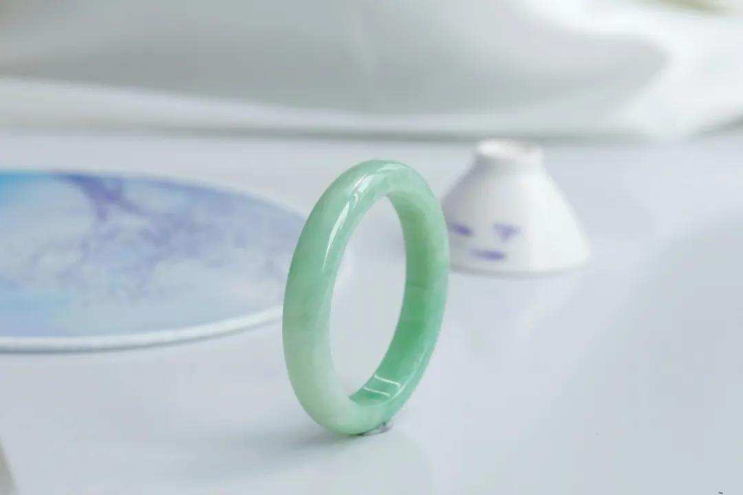 灰白色翡翠原石图片5000元左右超高性价比的翡翠手镯，不得不看  第43张