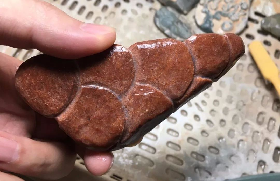 翡翠手镯有荧光粉
                3500拿下的红翡原石，去皮干巴巴，雕刻后蜕变金蟾戏珠！
   第12张