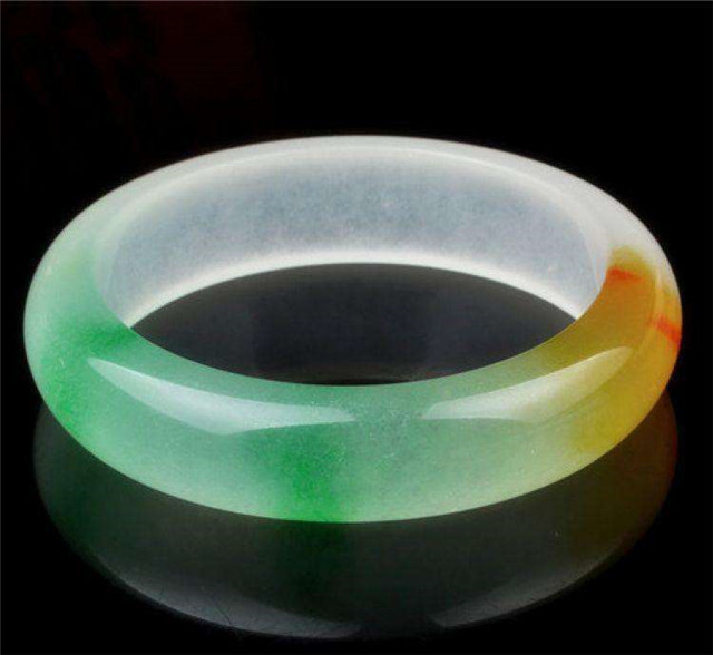 玉器批发商翡翠的颜色多种多样，那什么颜色你最中意呢？(图文)   第1张