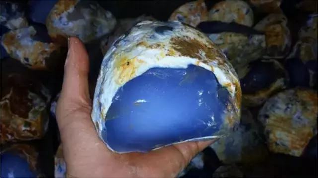 蓝玉髓，藏在土疙瘩的蓝精灵，太迷人了！  第2张