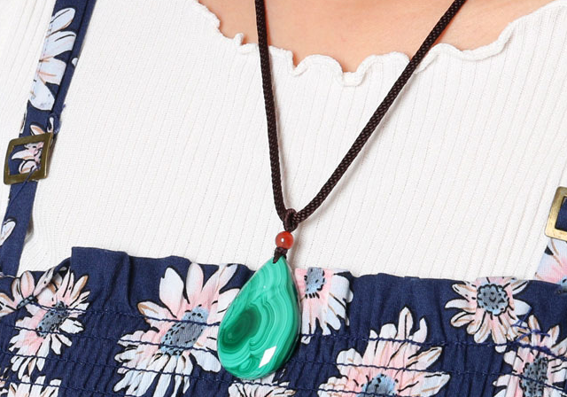 玻璃种翡翠级别孔雀石是一种娇贵又漂亮的宝石  第1张