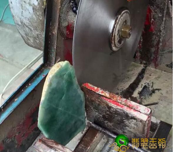 翡翠手镯容易碎吗翡翠翡翠原石从开预料到做镯子。   第1张