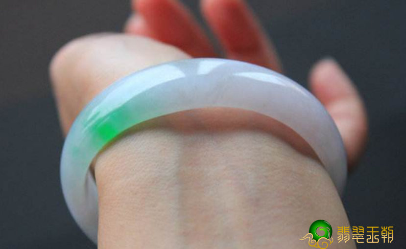 老坑玻璃种的翡翠手镯翡翠贵妃手镯应当如何购买？有关贵妃镯有什么成见？   第2张