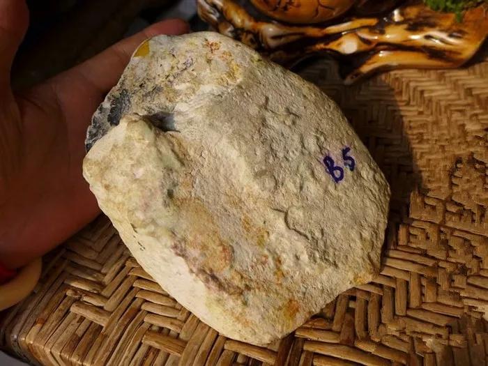 冰糯种飘花翡翠雕花什么样子4万块拿下的带藓原石，竟赌出两条冰阳绿手镯，赚翻了！  第3张