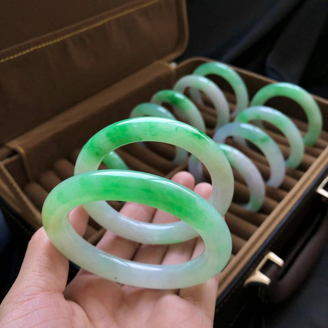 翡翠挂件好看翡翠选购指南：买翡翠镯子一般多少钱能买到合适的  第2张