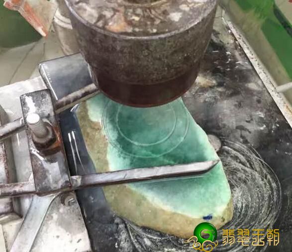 翡翠手镯容易碎吗翡翠翡翠原石从开预料到做镯子。   第2张