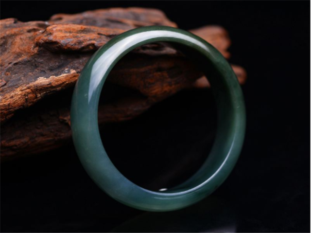 哪个场口的翡翠出色翡翠手镯有裂纹怎么办？它对价值有什么影响？   第4张