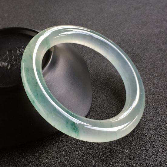 白色冰种翡翠手镯的价格那么贵，怎么鉴别它的优劣？   第2张