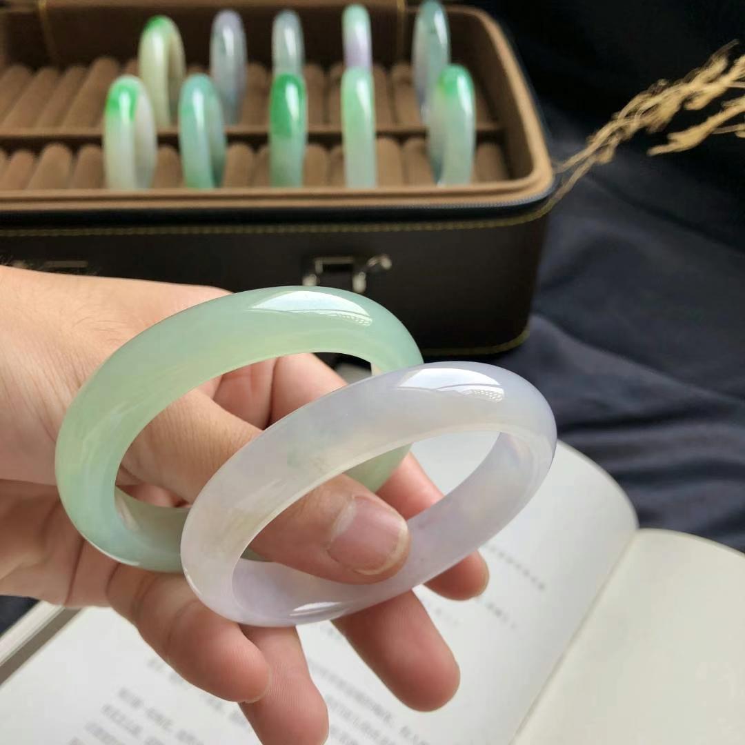 a货翡翠项链翡翠选购技巧：翡翠手镯这样买既划算，又省钱，性价比还高  第8张