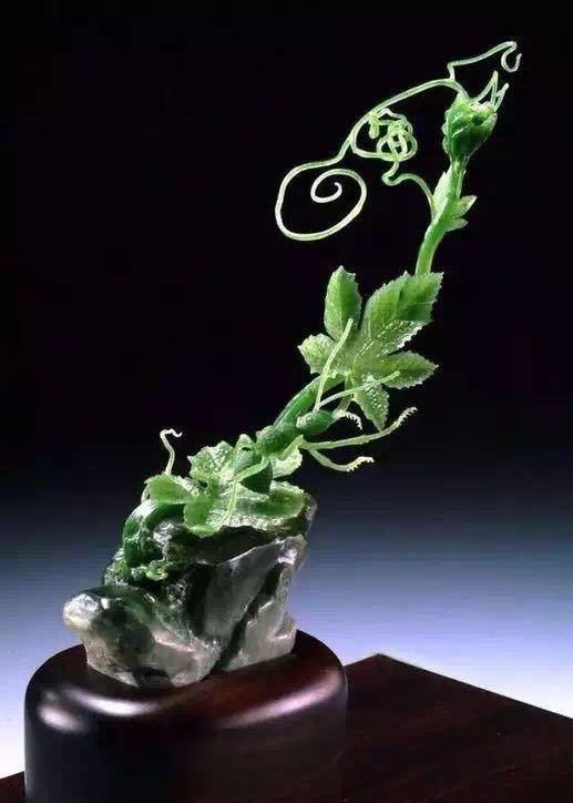 翡翠挂件如何选
                这些花花草草居然价值百万，太美了
   第2张