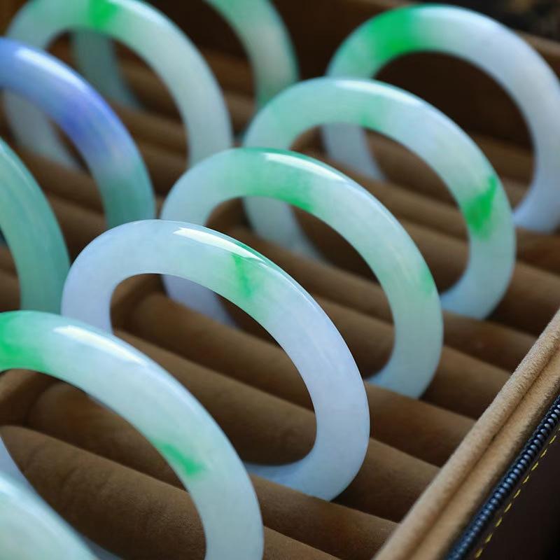 a货翡翠项链翡翠选购技巧：翡翠手镯这样买既划算，又省钱，性价比还高  第1张