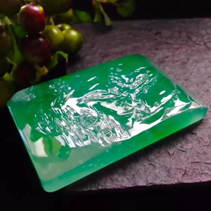 吊坠翡翠的按颜色分，翡翠可以分为什么！  第1张