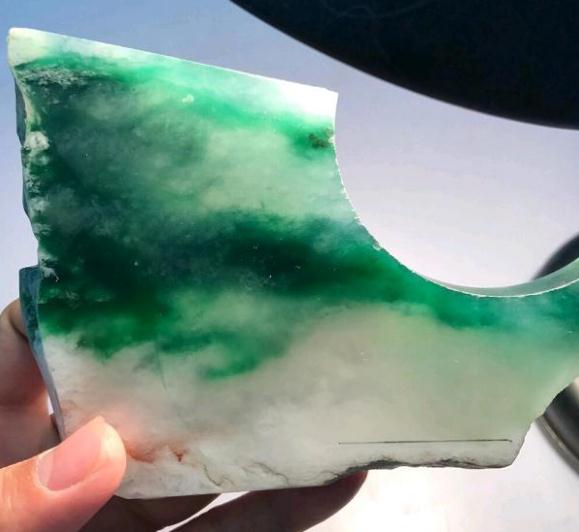 
                大师亲自设计，将一块高冰飘绿的翡翠板料，做成了链雕观音
   第1张