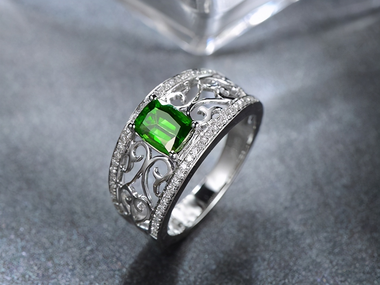 子母扣翡翠吊坠小小石榴石，凭什么受万千宠爱  第5张