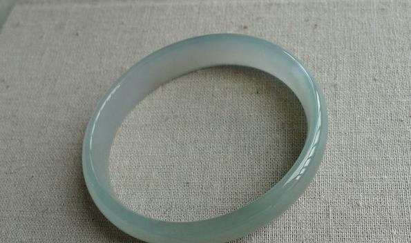翡翠贵妃镯的由来你知道吗？我们又该如何去挑选呢？  第7张
