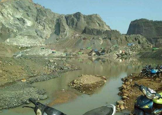 翡翠手镯微信听说缅甸到处都是翡翠原石，去矿山捡翡翠原石可以一夜暴富吗？   第1张