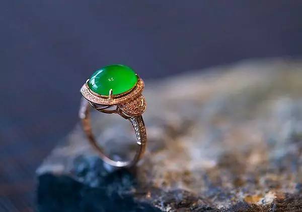 翡翠蓝冰戒指图翡翠镶嵌价格怎么算？你知道翡翠有多少镶嵌方法吗？(图文)   第2张