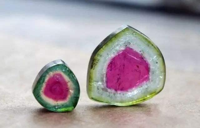 翡翠平安扣镶嵌吊坠仅次于金刚石的碧玺，它不仅有美丽的外表，硬度也堪比金刚石  第7张