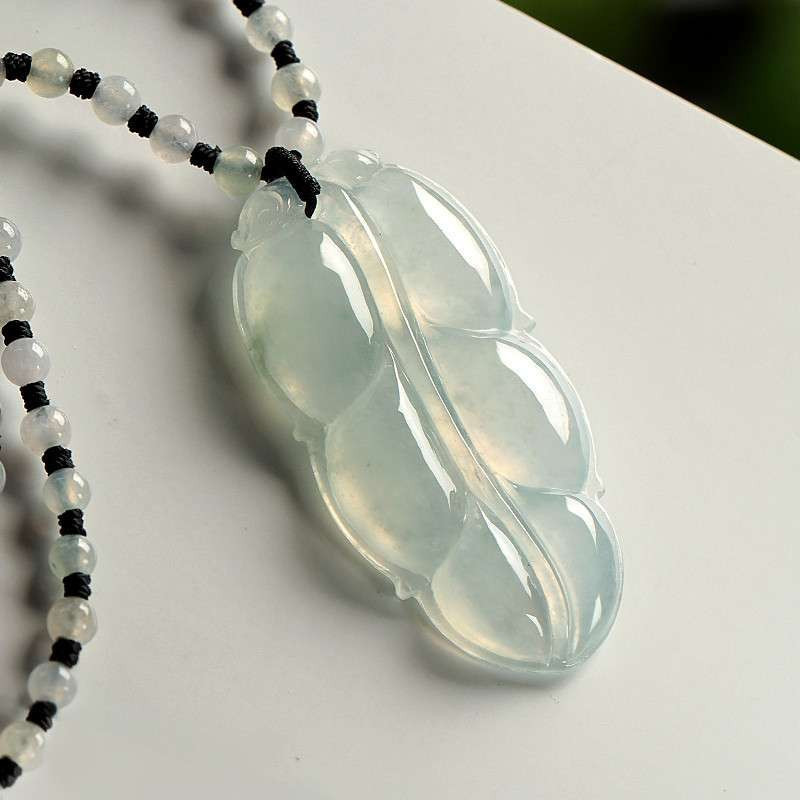 白底绿翡翠手镯价格看完这篇文章，你就知道白色高冰翡翠的价格了!   第1张