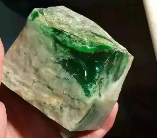 翡翠原石毛料的价格多少钱
                4600万极品翡翠挂件起货风采，这才叫平安富贵！
   第3张