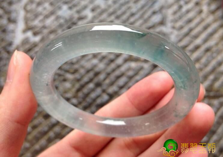 看了玻璃种翡翠镯子的价钱以后，才搞清楚翡翠为何被称作“玉石之首” 
