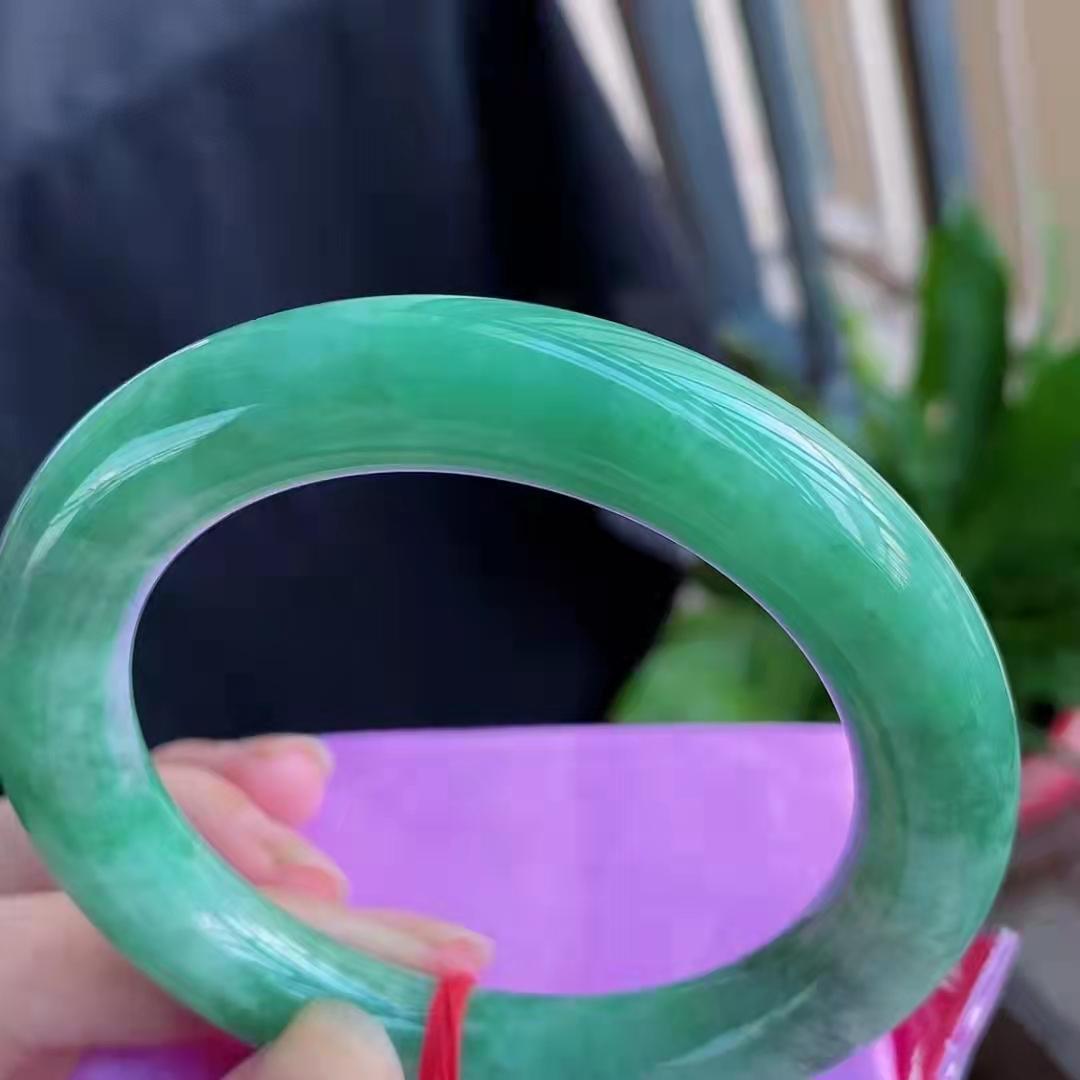 翡翠鉴定拍卖交易价格满色翡翠价格都很贵吗？这篇文章消除你的偏见  第1张