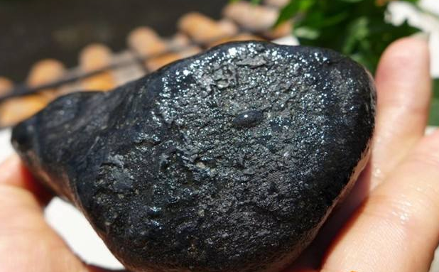 抢手的翡翠毛料竟是它？水翻砂翡翠毛料究竟好在哪里？   第2张