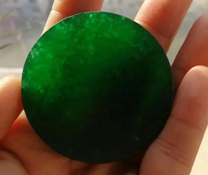 满色帝王绿引发争议？帝王绿翡翠到底长啥样？  第6张