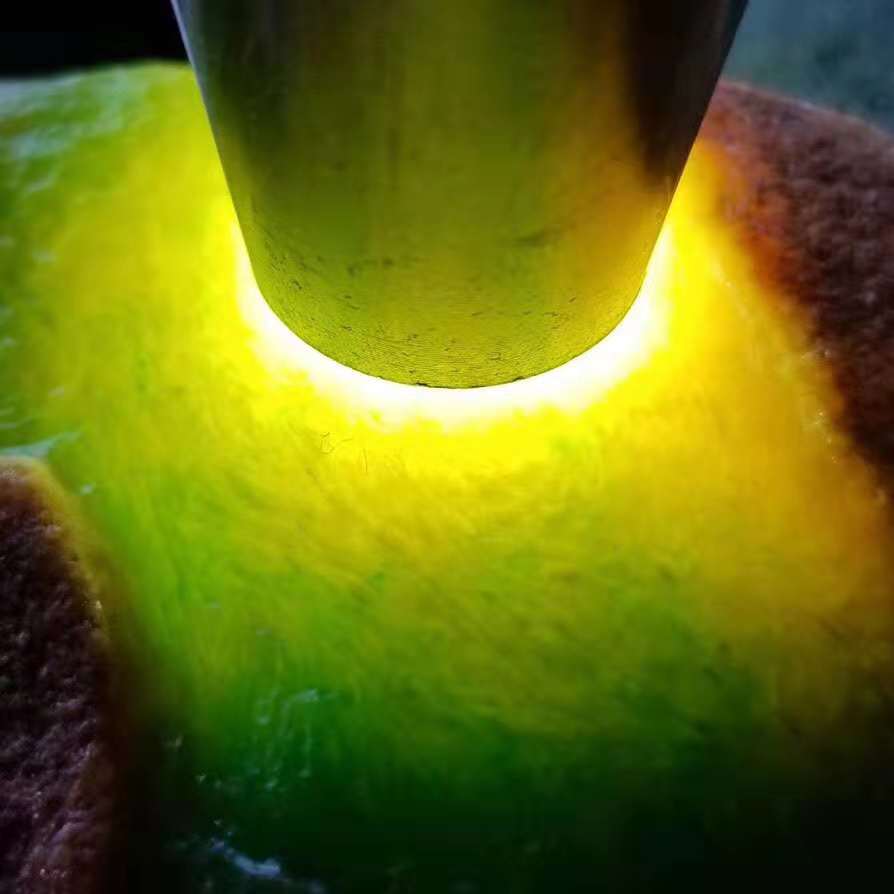 翡翠赌石之美丽的翡翠原石大马坎黄加绿  第3张