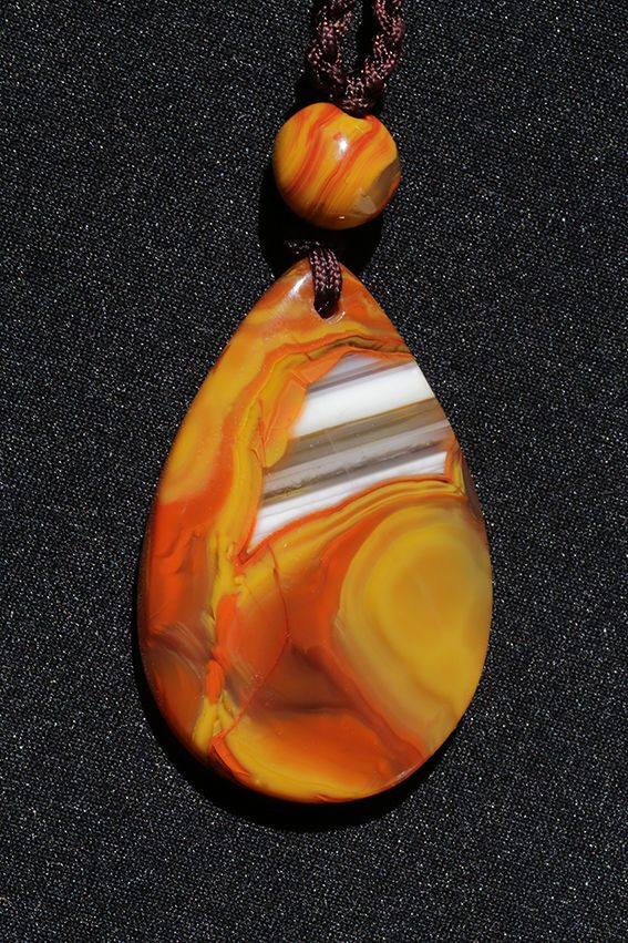 一百亿的翡翠原石解石现场战国红价格揭密  第2张