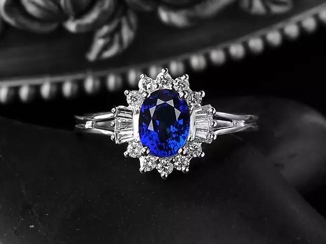 墨绿色飘雪花棉翡翠价格观音一分钟认识宝石----蓝宝石  第1张