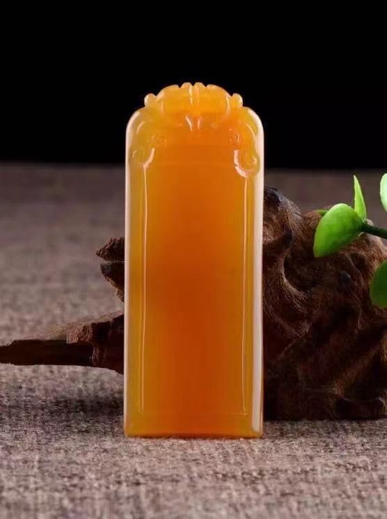 翡翠吊坠天然翡翠不可小看的黄龙玉，价值竟也不菲！你想知道该如何收藏吗？  第3张