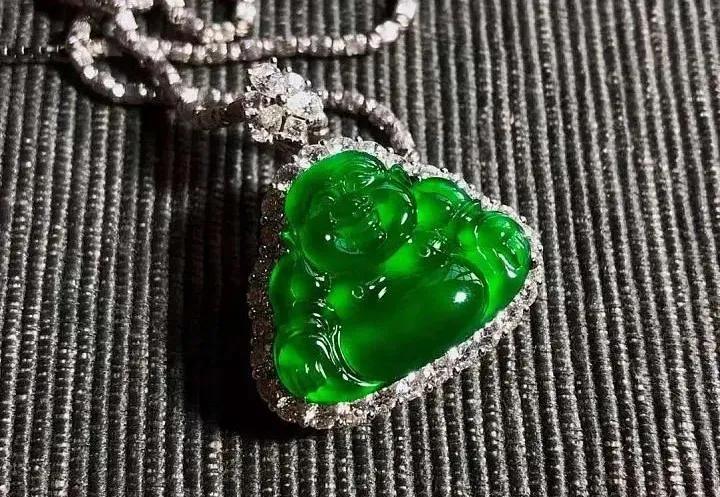 满色帝王绿引发争议？帝王绿翡翠到底长啥样？  第12张