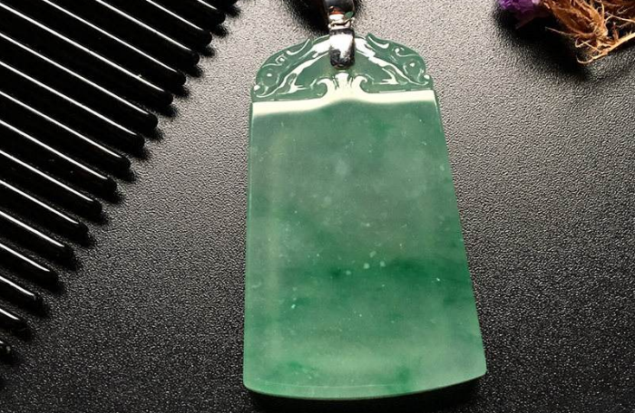 翡翠无事牌有什么寓意？适合什么人佩戴？   第3张