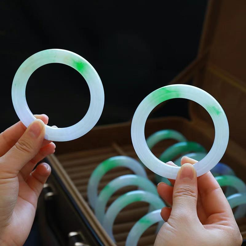 a货翡翠项链翡翠选购技巧：翡翠手镯这样买既划算，又省钱，性价比还高  第2张