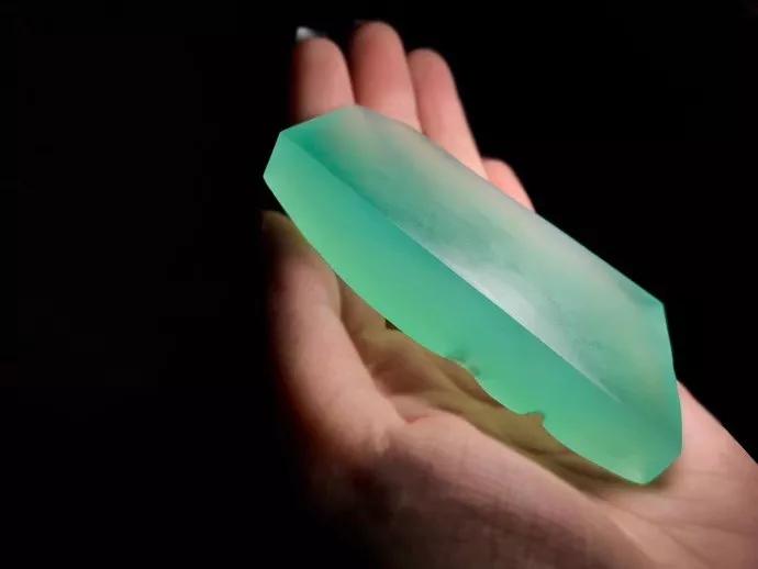 翡翠原石手镯半明料
                翡翠的切工不能忽略
 