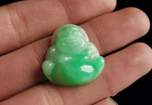 翡翠原石交易杭州糯种翡翠飘蓝花值钱吗？如何查看糯种翡翠的收藏价值？   第2张