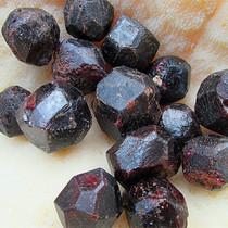 石榴石——美丽的幸运之石，在不同的时期，石榴石都备受尊崇  第2张